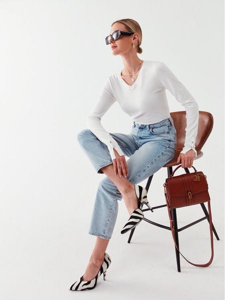 Guess Sweter W2YR31 Z2V62 Biały Regular Fit. Białe swetry klasyczne damskie Guess, m, z wiskozy, bez kołnierzyka. Za 189.99 zł.