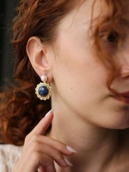 L'Atelier de Gaia Pozłacane kolczyki-wkrętki z szafirem i perłami rozmiar: onesize. Niebieskie kolczyki damskie L'Atelier de Gaia, z perłą, pozłacane. Za 39.99 zł.