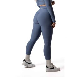 Damskie legginsy bezszwowe prążkowane z efektem scrunch – błękitny. Niebieskie legginsy damskie AESTHETIC WOLF, xl, bez wzorów, z dzianiny. Za 119.99 zł.