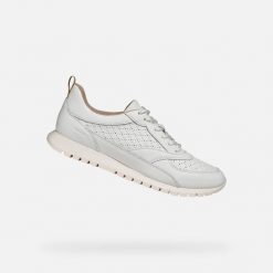 Buty GEOX D SUKIE 2.0 Biały. Białe obuwie trekkingowe damskie Geox, z syntetyku, bez zapięcia. Za 423.99 zł.
