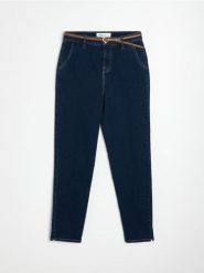 Jeansy chino mom fit z paskiem z domieszką wiskozy - niebieski. Niebieskie jeansy damskie Sinsay. Za 59.99 zł.
