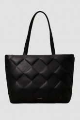 CALVIN KLEIN Czarna shopperka damska w tłoczone romby. Czarne shopper bag Calvin Klein, ze skóry ekologicznej, duże, z tłoczeniem, bez dodatków. W wyprzedaży za 479.99 zł.