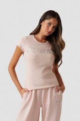 GUESS Różowy t-shirt damski Kiara. Czerwone t-shirty damskie Guess, s, z aplikacjami, bez kołnierzyka. W wyprzedaży za 99.99 zł.