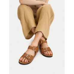 Sandały Lasocki. Brązowe sandały damskie Lasocki, bez wzorów, bez obcasa, na płaskiej podeszwie, bez zapięcia. Za 149.99 zł.