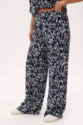 Spodnie "echo granatu" z kompletu Riva - wakacyjny styl, wygoda i lekkość PLUS SIZE XXL OVERSIZE. Rurki damskie Moda Size Plus Iwanek, bez wzorów, z jeansu, krótkie. Za 219.90 zł.