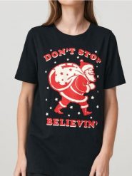 Bawełniana koszulka z nadrukiem świątecznym - czarny. Czarne koszulki damskie Sinsay, l, bez wzorów, z bawełny, bez kołnierzyka, bez ramiączek. W wyprzedaży za 8.99 zł.