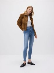 Jeansy push up slim long leg - niebieski. Niebieskie jeansy damskie Reserved, z podwyższonym stanem. W wyprzedaży za 79.99 zł.