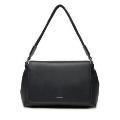 Torebka Calvin Klein. Czarne torebki klasyczne damskie Calvin Klein, bez dodatków. Za 329.99 zł.