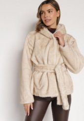 Beżowa Kurtka Futerko z Kapturem i Wiązanym Paskiem Zetara. Brązowe kurtki damskie Born2be, l, bez wzorów, z dzianiny, z kapturem. Za 229.99 zł.