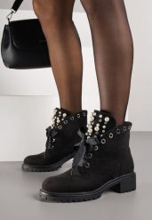 Czarne Botki z Imitacji Zamszu z Językiem Ozdobionym Perełkami i Cyrkoniami Jovirra. Czarne botki damskie Born2be, z jeansu, eleganckie, bez obcasa, na płaskiej podeszwie, bez zapięcia. Za 159.99 zł.