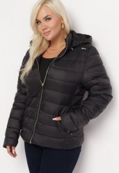 Czarna Kurtka z Pikowaniem i Odpinanym Kapturem Dilema. Czarne kurtki damskie Born2be, xl, bez wzorów. Za 139.99 zł.