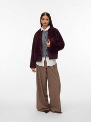 Vero Moda Kurtka przejściowa w kolorze bordowym rozmiar: S. Czerwone kurtki damskie Vero Moda, s, bez wzorów, bez kaptura. Za 158.10 zł.