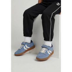Buty Hummel Handball Perfekt CL. Niebieskie obuwie sportowe damskie Hummel, bez zapięcia, na jogę i pilates. Za 270.50 zł.