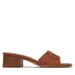 Klapki Guess. Brązowe klapki damskie Guess, z aplikacjami, bez obcasa, bez zapięcia. Za 449.99 zł.
