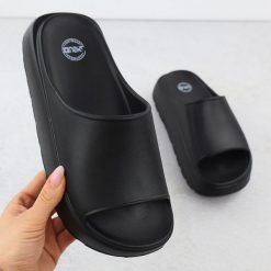 Klapki damskie na grubej platformie plażowe basenowe czarne NEWS 7303. Czarne klapki damskie NEWS, bez wzorów, z materiału, bez obcasa, bez zapięcia. Za 59.99 zł.