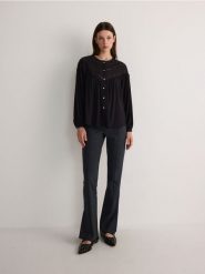 Koszula z crochet'ową wstawką - czarny. Czarne koszule damskie Reserved, l, bez wzorów, z bawełny, klasyczne, bez kołnierzyka, bez ramiączek. W wyprzedaży za 49.99 zł.