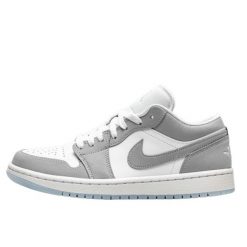 Buty do chodzenia dla dorosłych Air Jordan 1 Low Wolf Grey. Białe obuwie sportowe damskie Jordan, z materiału, bez zapięcia, trekkingowe, Nike Air Jordan. Za 822.10 zł.