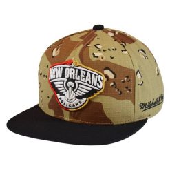 Czapka z daszkiem Mitchell & Ness NBA New Orleans Pelicans Choco -NOPYYPPPCAMO. Brązowe czapki z daszkiem damskie Mitchell & Ness, bez wzorów. Za 89.00 zł.