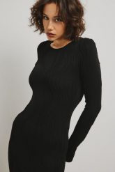 Dopasowana sukienka z finezyjną strukturą w kolorze TOTALLY BLACK - BLANCA. Czarne sukienki damskie Marsala, bez wzorów, z elastanu, bez ramiączek. Za 269.90 zł.