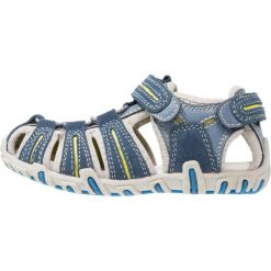 STUPS Sandały trekkingowe dark jeans. Niebieskie sandały dziewczęce STUPS, z jeansu, z otwartym noskiem. W wyprzedaży za 132.30 zł.
