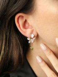 L'Atelier de Gaia Pozłacane kolczyki-wkrętki z perłami i cyrkoniami rozmiar: onesize. Białe kolczyki damskie L'Atelier de Gaia, z cyrkonią, pozłacane. Za 60.99 zł.