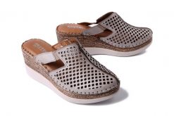 ARTIKER RELAKS 56C0937 szare, klapki damskie. Czarne klapki damskie Artiker Relaks, bez wzorów, bez obcasa, na koturnie, bez zapięcia. Za 167.93 zł.