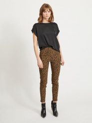 Vila Koszulka "Viellette" w kolorze czarnym rozmiar: 38. Czarne bluzki damskie Vila, bez wzorów, z satyny, bez kołnierzyka, bez ramiączek. Za 55.95 zł.