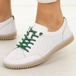 Białe ażurowe skórzane półbuty damskie Vinceza 79598. Białe półbuty damskie VINCEZA, na jesień, w ażurowe wzory, z jeansu, z okrągłym noskiem, bez obcasa, na płaskiej podeszwie, bez zapięcia. Za 249.00 zł.