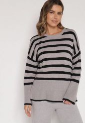 Czarno-Szary Sweter o Kroju Oversize z Motywem Pasków Irtusa. Czarne swetry klasyczne damskie Born2be, z jeansu, bez kołnierzyka. Za 79.99 zł.
