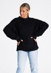 Czarny Krótki Sweter z Pomponikami. Czarne swetry klasyczne damskie Figl, uniwersalny, z materiału, bez kołnierzyka. Za 232.90 zł.