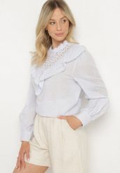 Niebieska Bawełniana Bluzka z Ażurowym Haftem i Falbaną Przy Dekolcie Neveine. Niebieskie bluzki damskie Born2be, m, w ażurowe wzory, z bawełny, boho, bez kołnierzyka, bez ramiączek. Za 44.99 zł.