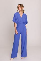 Elegancki kombinezon damski z kopertowym dekoltem niebieski. Niebieskie kombinezony damskie Stylove, l, bez wzorów, z tkaniny, eleganckie, bez kołnierzyka, bez ramiączek, krótkie. Za 489.00 zł.