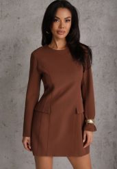 Brązowa Trapezowa Sukienka VICES o Eleganckim Kroju Zdobionym Imitacją Kieszeni Agats. Brązowe sukienki damskie Renee, z aplikacjami, eleganckie, bez ramiączek. Za 179.99 zł.