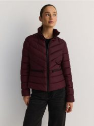 Pikowana kurtka - mahoniowy. Brązowe kurtki damskie Reserved, l, bez wzorów, z tkaniny, bez kaptura. W wyprzedaży za 49.99 zł.