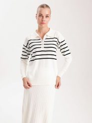 BGN Sweter w kolorze kremowo-czarnym rozmiar: 38. Białe swetry klasyczne damskie BGN, z wełny, bez kołnierzyka. Za 83.42 zł.