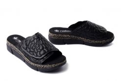 RIEKER V2351-00 black, klapki damskie. Czarne klapki damskie Rieker, bez wzorów, bez obcasa, na koturnie, bez zapięcia. Za 223.92 zł.
