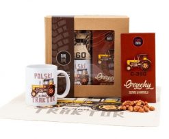 Ursus C-360 — paczka (Zawartość paczki: koszulka - torba - kubek - słodycze; Rozmiar koszulki / bluzy: XL (damska); Kolor koszulki / bluzy: jasnoszary. Szare koszulki damskie nikiniki, m, bez wzorów, z bawełny, bez kołnierzyka, bez ramiączek. Za 169.00 zł.