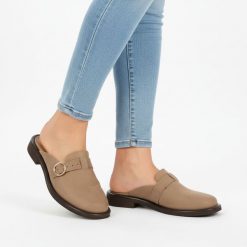 Klapki damskie Armodo, skórzane typu mule z zabudowanym noskiem i ozdobnym paskiem z klamrą osadzone na niskim obcasie, beżowe, 1720. Brązowe klapki damskie Armodo, bez wzorów, z jeansu, bez obcasa, na obcasie, bez zapięcia. Za 359.00 zł.