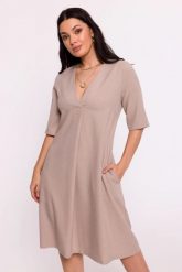 Swobodna sukienka trapezowa z dekoltem V beżowa. Brązowe sukienki damskie Bewear, bez wzorów, biznesowe, bez ramiączek. Za 309.00 zł.