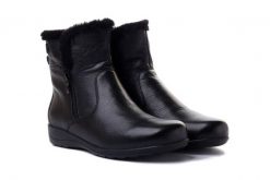 CAPRICE 9-26408-41 022 black nappa, botki damskie. Czarne botki damskie Caprice, na zimę, bez obcasa, bez zapięcia. Za 499.90 zł.