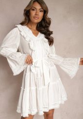 Biała Mini Sukienka o Rozkloszowanym Kroju z Falbankami i Materiałowym Paskiem w Talii Fiorfa. Białe sukienki damskie Renee, bez wzorów, z materiału, eleganckie, bez ramiączek. W wyprzedaży za 143.99 zł.