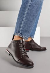 Brązowe Botki Vices Trzewiki Aliff. Brązowe botki damskie Renee, eleganckie, bez obcasa, na płaskiej podeszwie, bez zapięcia. Za 109.99 zł.