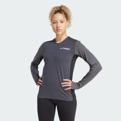 Koszulka z długim rękawem Multi Synthetic Base Layer. Szare bluzki damskie Adidas, uniwersalny, bez wzorów, sportowe, bez kołnierzyka, bez ramiączek. Za 219.00 zł.