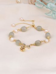 L'Atelier de Gaia Pozłacana bransoletka z jadeitem i perłami rozmiar: onesize. Szare bransoletki damskie L'Atelier de Gaia, pozłacane. Za 74.28 zł.