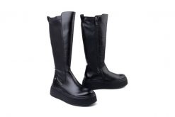 MACIEJKA 07111-01/00-8 czarny, kozaki damskie. Czarne kozaki damskie Maciejka, z polaru, bez obcasa, bez zapięcia. Za 582.81 zł.