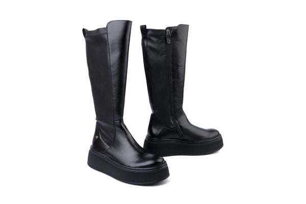 MACIEJKA 07111-01/00-8 czarny, kozaki damskie. Czarne kozaki damskie Maciejka, z polaru, bez obcasa, bez zapięcia. Za 582.81 zł.