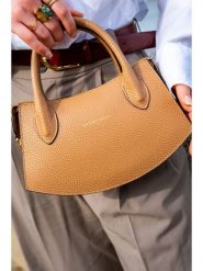 Victor & Hugo Paris Skórzana torebka "Versailles" w kolorze beżowym - 25,5 x 14,5 x 6,5 cm rozmiar: onesize. Brązowe torebki klasyczne damskie Victor & Hugo Paris, z materiału, przez ramię, bez dodatków. Za 361.99 zł.