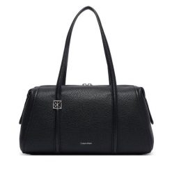 Torebka Calvin Klein. Czarne torebki klasyczne damskie Calvin Klein, bez dodatków. Za 569.99 zł.
