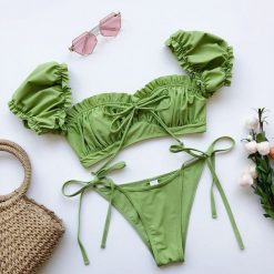 Bikini z rękawkiem na lato z trwałego materiału Saskia. Białe bikini Intica, bez wzorów, z materiału. Za 139.00 zł.