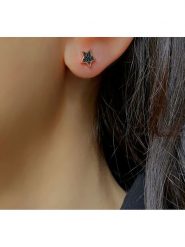 Les Petites Précieuses Pozłacane kolczyki-wkrętki z cyrkoniami rozmiar: onesize. Czerwone kolczyki damskie Les Petites Précieuses, z cyrkonią, pozłacane. Za 69.91 zł.